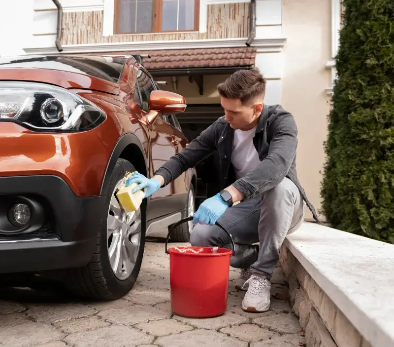 Lavage auto à domicile Estrées-Mons : professionnel intervenant sur un véhicule